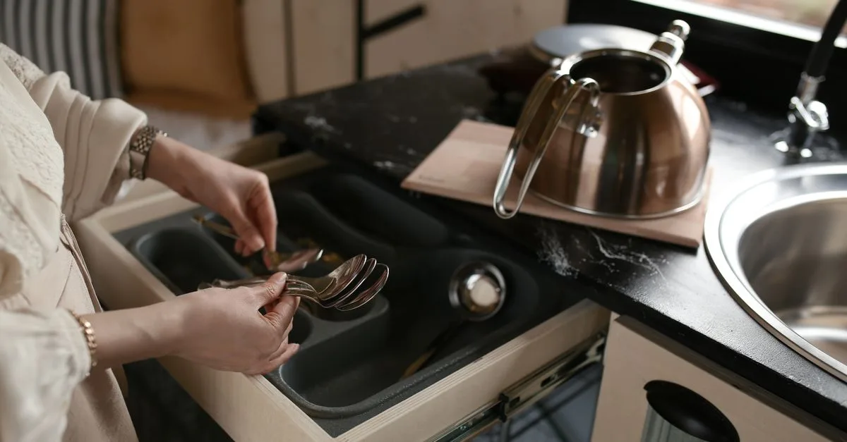 optimisez le rangement de votre cuisine avec des astuces pratiques et des solutions ingénieuses pour gagner de l'espace et organiser efficacement vos ustensiles.