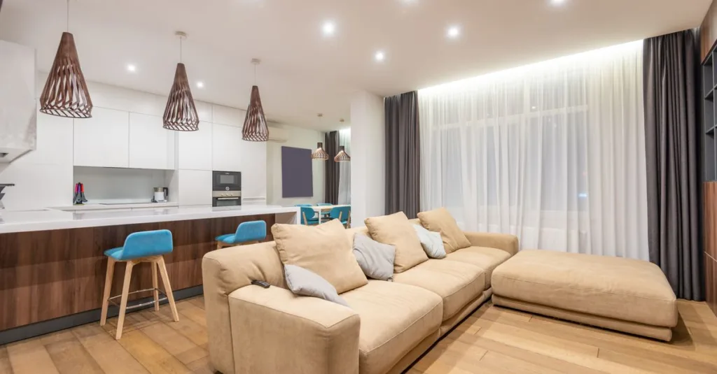 découvrez comment délimiter les espaces d’une cuisine ouverte grâce à un agencement astucieux, à l’éclairage, aux couleurs et au mobilier.